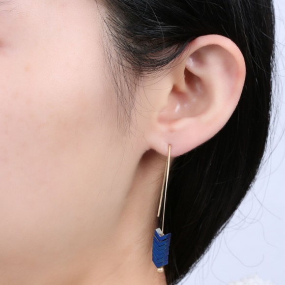 Arrow hook drop dangle earrings - Picture 2 of 3